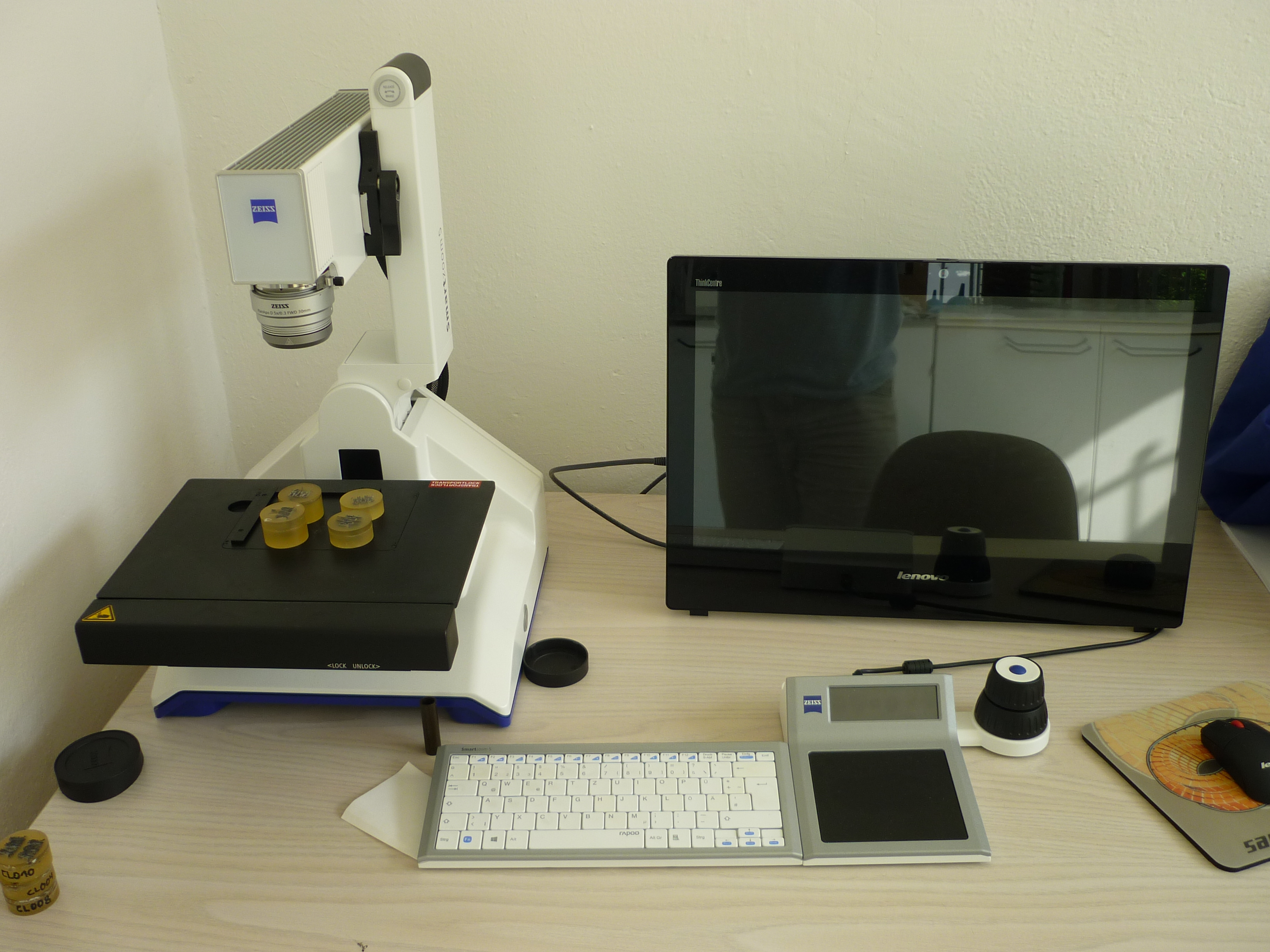 The picture shows the Smartzoom 5 microscope system from Carl Zeiss Microscopy GmbH in the institute's technical centre.
