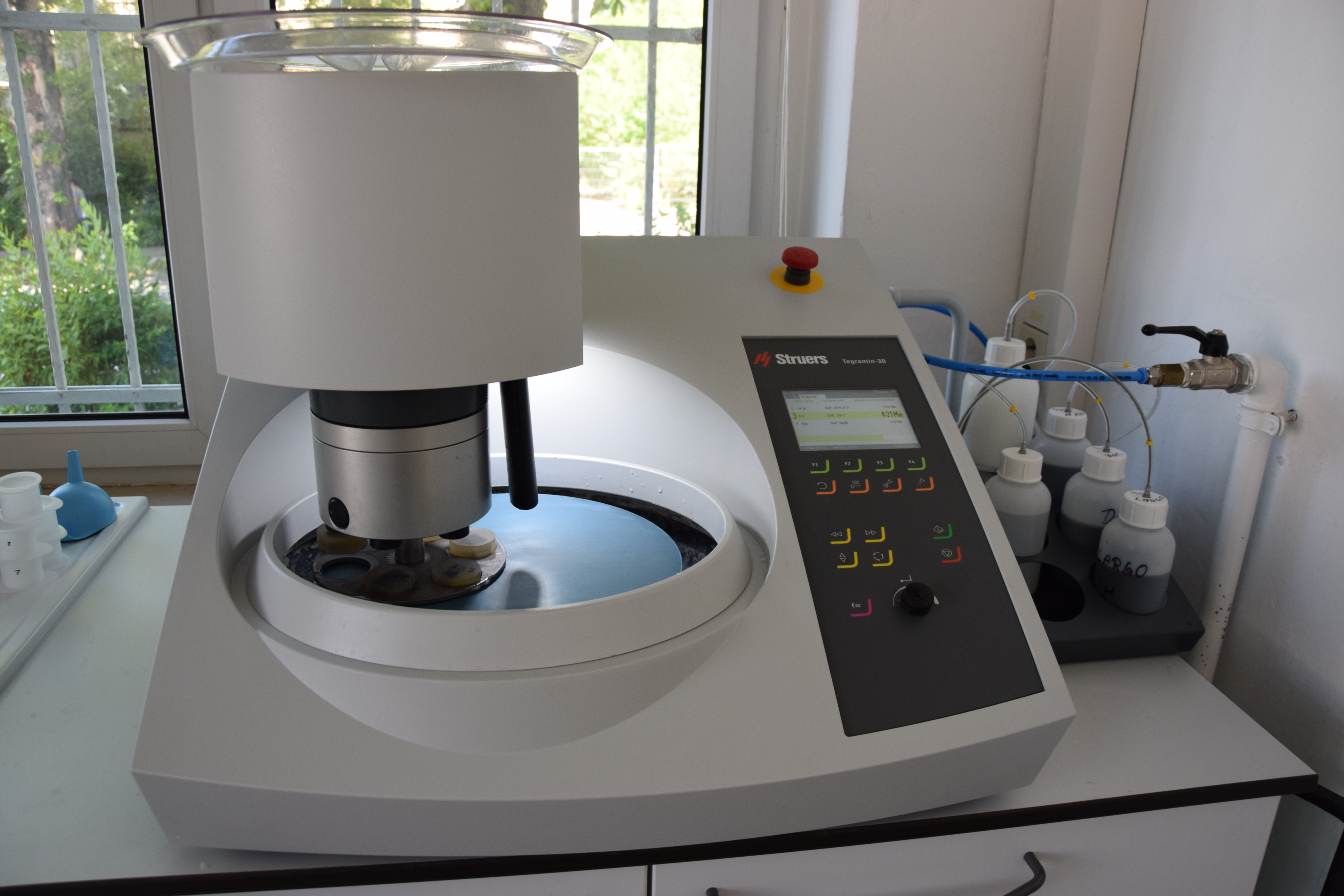 The picture shows the grinding and polishing device Tegramin-30 from Struers in the institute's technical centre.